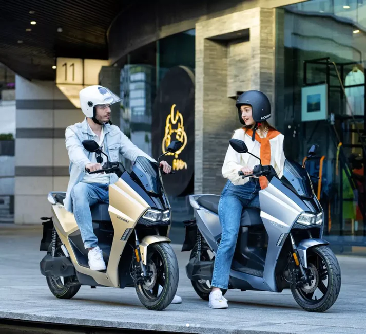 Le Horwin SK3 est plus qu’un simple scooter électrique ; c’est un symbole de l’innovation et de l'allure dans le domaine de la mobilité urbaine. Avec son design sportif, ses performances exceptionnelles et son engagement envers la mobilité électrique, le scooter électrique Horwin SK3 est le choix idéal pour ceux qui recherchent à la fois style et substance. À commander sur notre site ou dans notre magasin lyonnais. Ride Concept