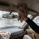 Infiltration d'eau dans votre voiture sous la pluie : que faire ?